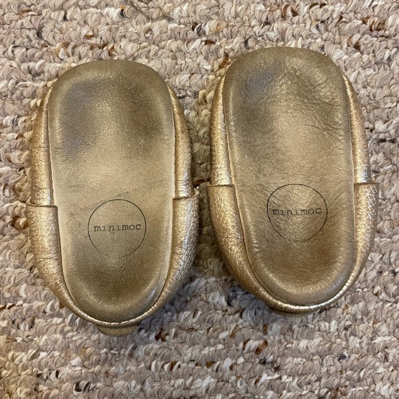 Minimoc size 2 gold baby shoes - Picture 2 of 3